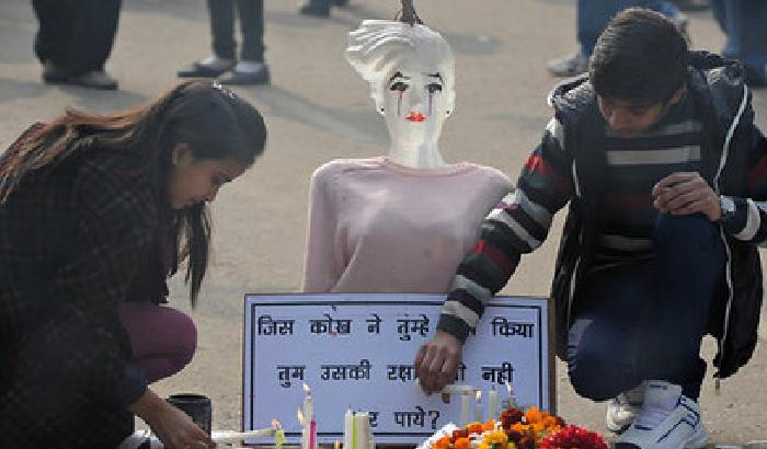 India: stuprata dai colleghi di ateneo si dà fuoco