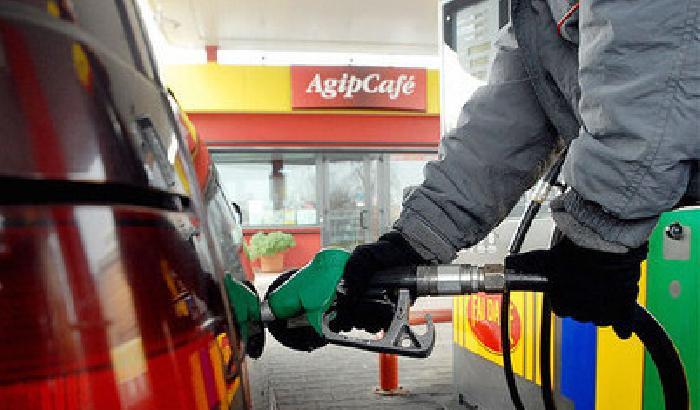 Carburanti: al distributore ancora prezzi stabili