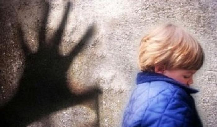 Pedofilia: tre bambini al giorno sono vittime di abusi sessuali