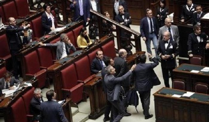 Siete dei ladri: i grillini fanno scoppiare la rissa in Aula