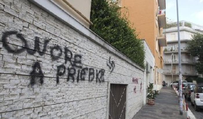00C38F-NEWS_98357 Vergogna a Roma: i nazisti inneggiano a Priebke
