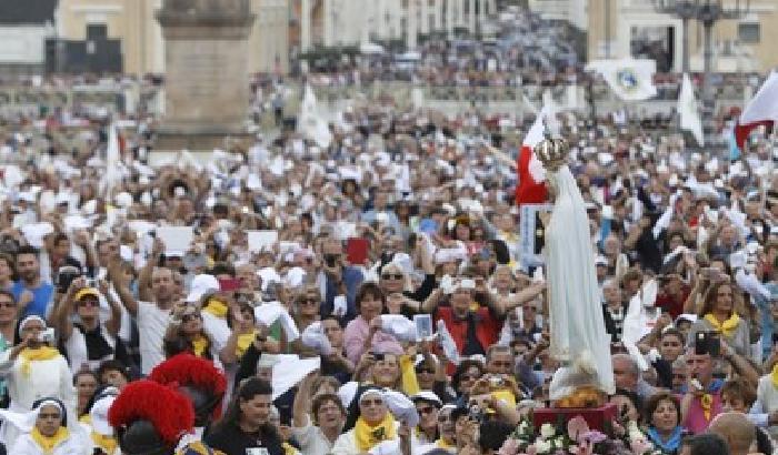 Centomila in Piazza San Pietro per la giornata dedicata a Maria