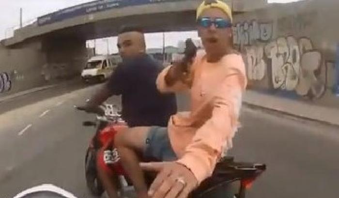 Brasile: un poliziotto uccide un ladro di moto