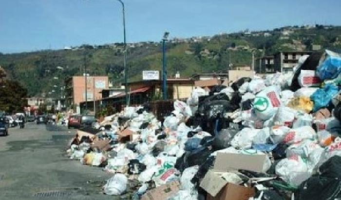 Don Patriciello accusa: lo scandalo dei rifiuti è una vergogna verso i giovani