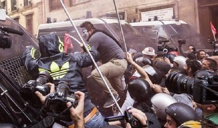 00C63A-NEWS_100002 Movimenti per la casa: scontri a Roma, 6 feriti