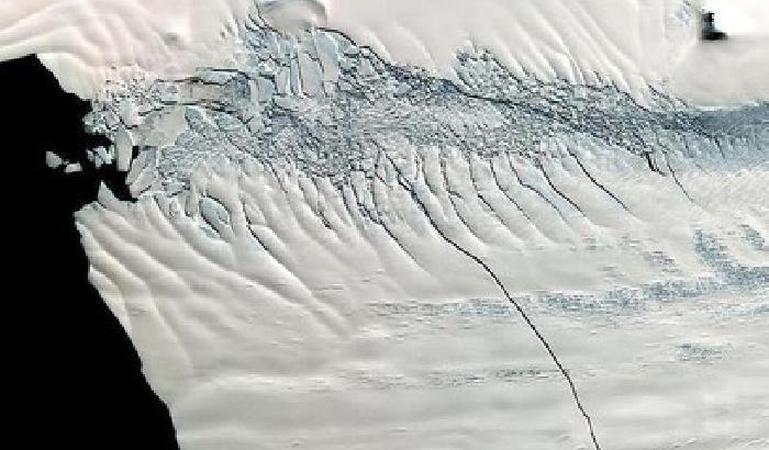 Iceberg gigante alla deriva minaccia il sud dell'Atlantico
