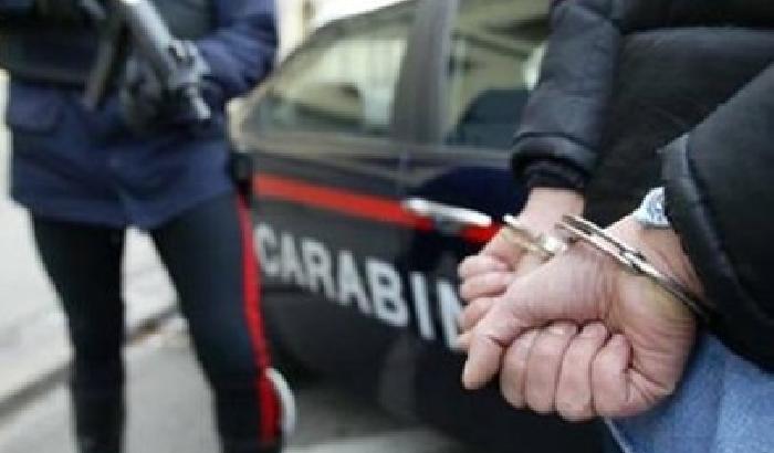 Si rifiuta di fare sesso, il marito si infuria e lei chiama il 112