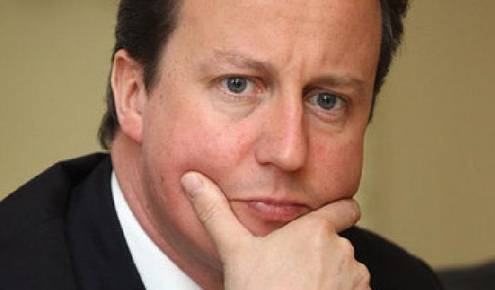 Nuova gaffe di Cameron: su Twitter segue un'agenzia di escort