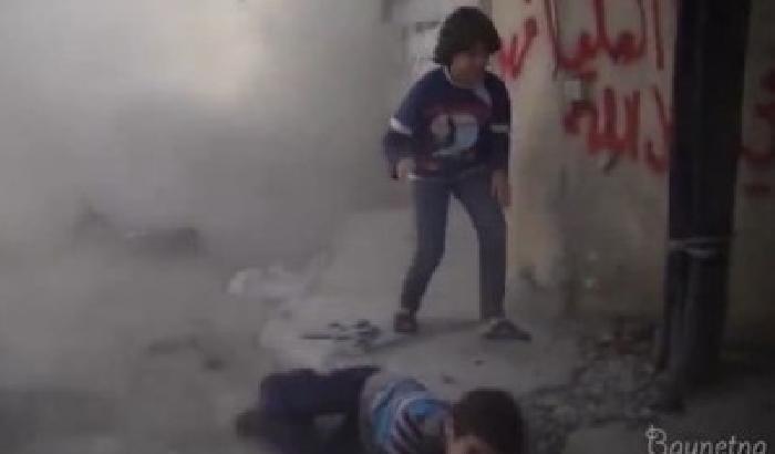 Una bomba esplode accanto ai bambini: drammatico video da Damasco