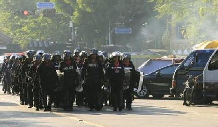 Notte di scontri a Bangkok: manifestanti nella sede dell'esercito