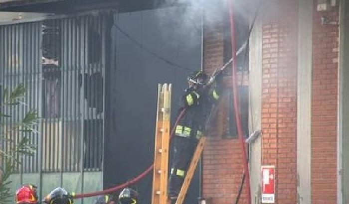 00CAD7-NEWS_102503 In fiamme una fabbrica a Prato: 7 morti e 6 feriti gravi