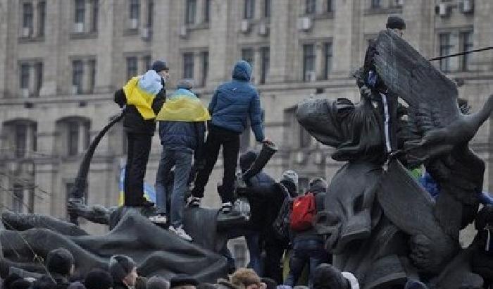 Kiev: scontri tra polizia e manifestanti, occupato il municipio