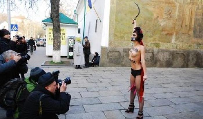 Le Femen fanno pipì in pubblico sulla foto di Ianukovich