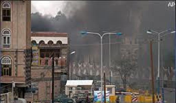 Yemen. Attentato al ministero della Difesa: 20 morti