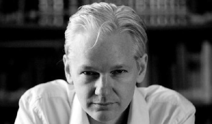 La storia di Assange: da tre anni in catene
