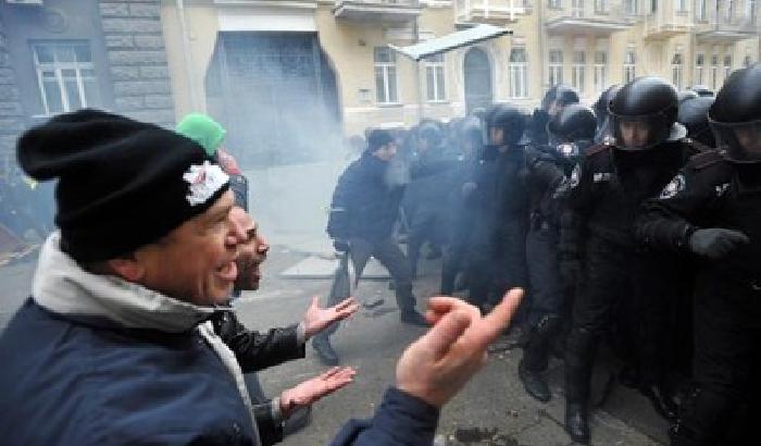 Kiev: continuano gli scontri. Feriti tra i manifestanti