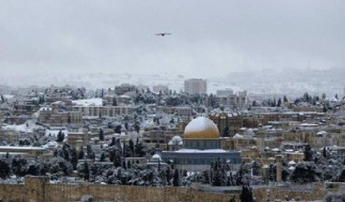 Gerusalemme si sveglia con una coperta di neve