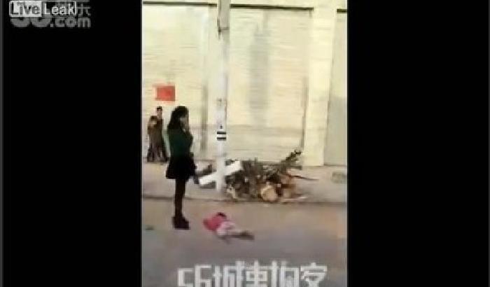 Cina: maltratta la figlia in strada, arriva la polizia