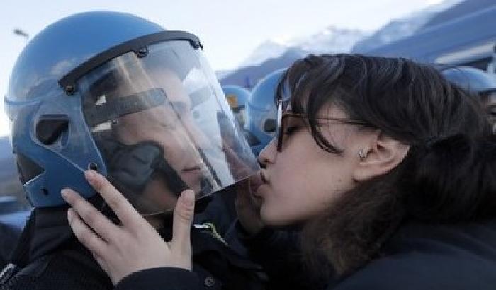 Baciò un poliziotto per protesta: No Tav denunciata per violenza sessuale