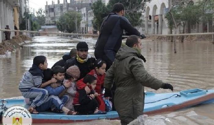L'Onu: stato di calamità a Gaza, la Striscia è un lago di pioggia