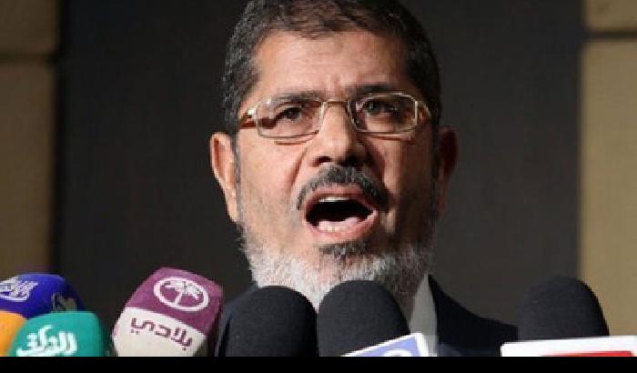 Egitto: Morsi accusato di spionaggio, rischia la pena di morte
