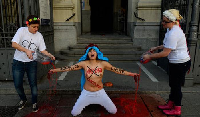 Blitz delle Femen in Spagna: protesta contro la nuova legge sull'aborto