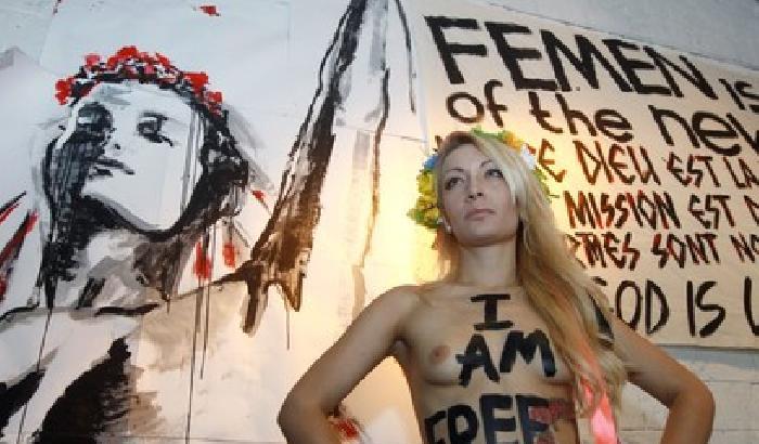 Femen: I am God, protesta a seno nudo nella cattedrale di Colonia