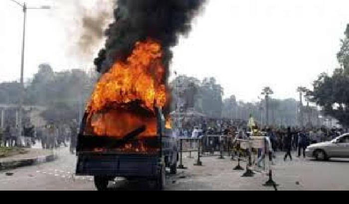 Cairo: è rivolta, in fiamme l'Università