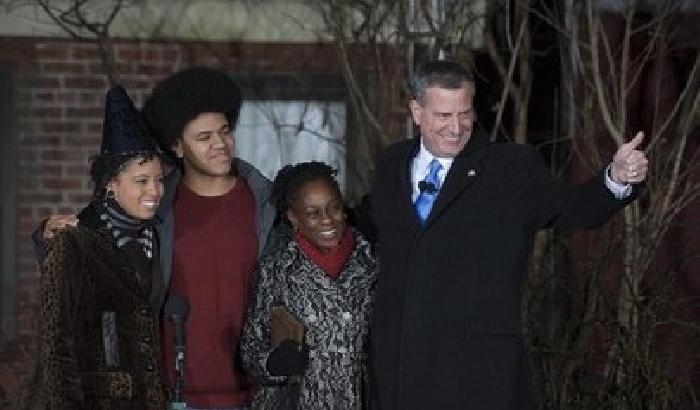 New York, De Blasio arriva in metro al giuramento