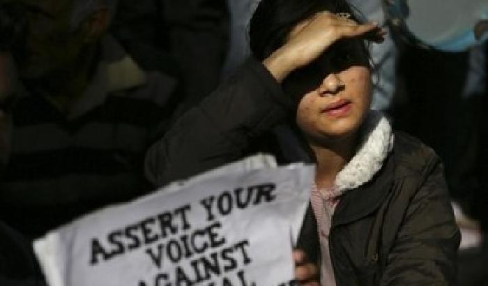 Ragazza stuprata per due volte e poi bruciata: nuovo caso choc in India
