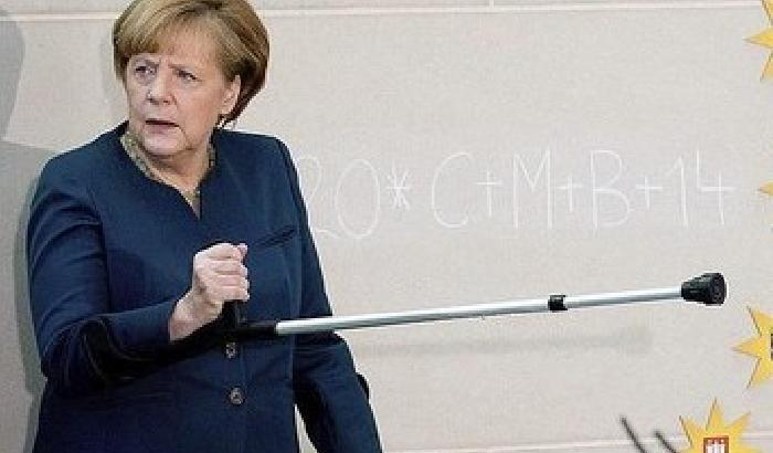 Angela Merkel ricompare in pubblico armata di stampelle