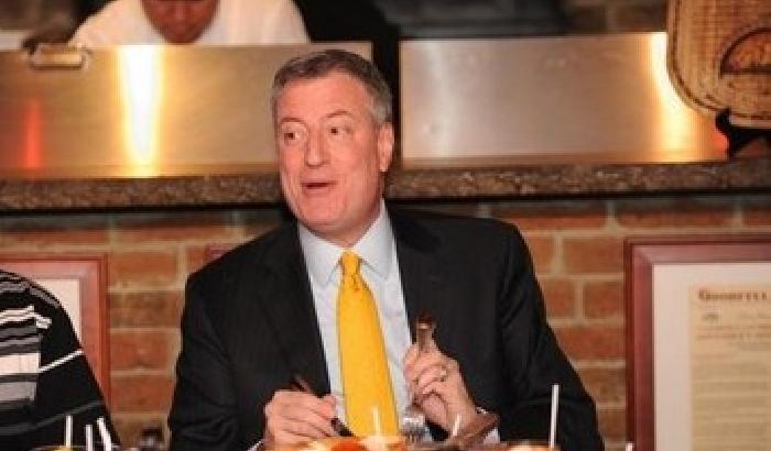 De Blasio mangia la pizza con la forchetta: è scandalo a New York
