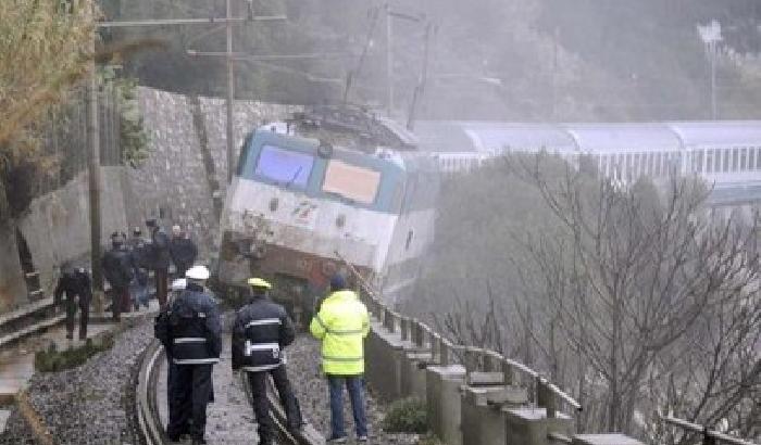 Maltempo Liguria, deraglia treno per una frana