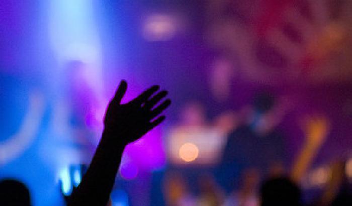 Lo sfruttamento dietro le quinte dei concerti: operai sfruttati e malpagati