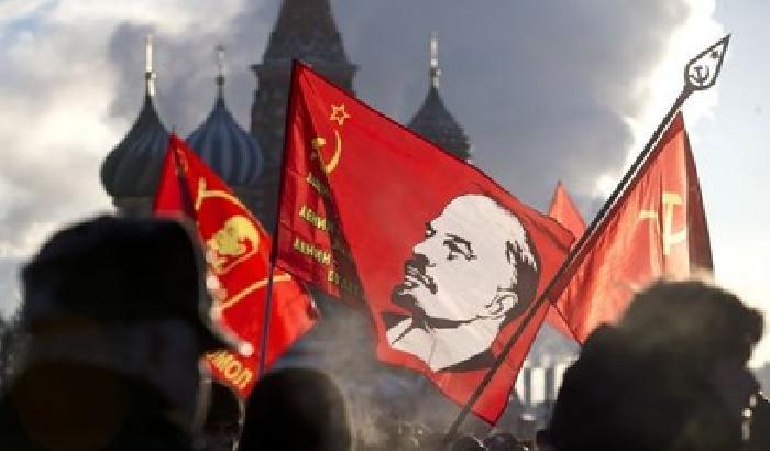 Mosca torna rossa in omaggio a Lenin