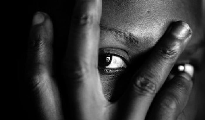 India, sorpresa con un estraneo: 20enne punita con lo stupro di gruppo