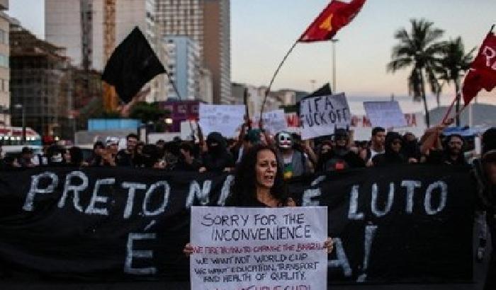 Brasile, duri scontri a San Paolo contro i Mondiali