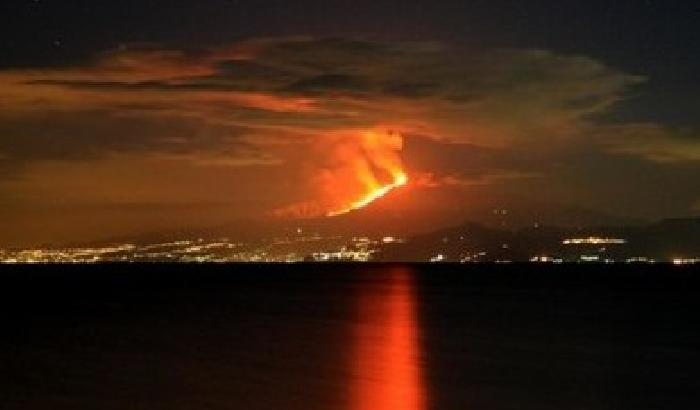 Nuova colata lavica sull'Etna: riaperto l'aeroporto di Catania