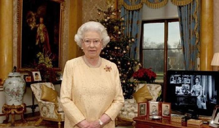 Il Parlamento britannico tira le orecchie alla regina: costi troppo