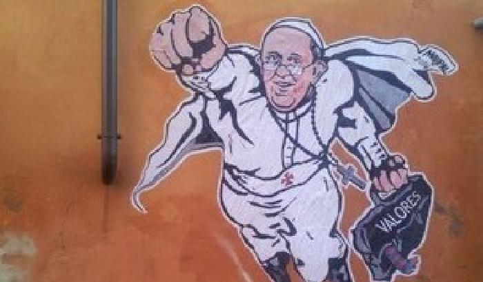 Il Vaticano retwitta il graffito di Papa Superman