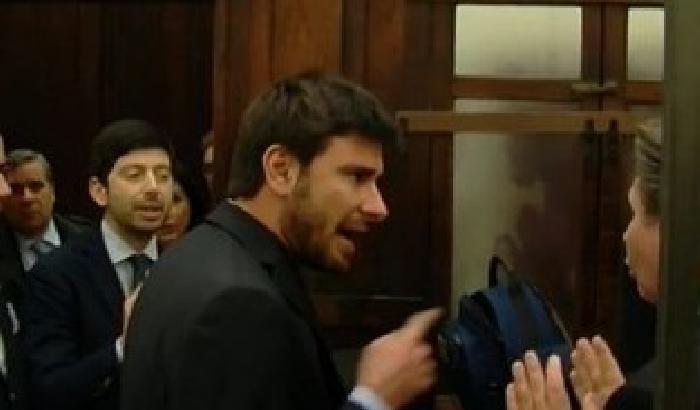 00D2F7-NEWS_107131 Di Battista (M5s) - Speranza (Pd) vicini alle mani in Parlamento