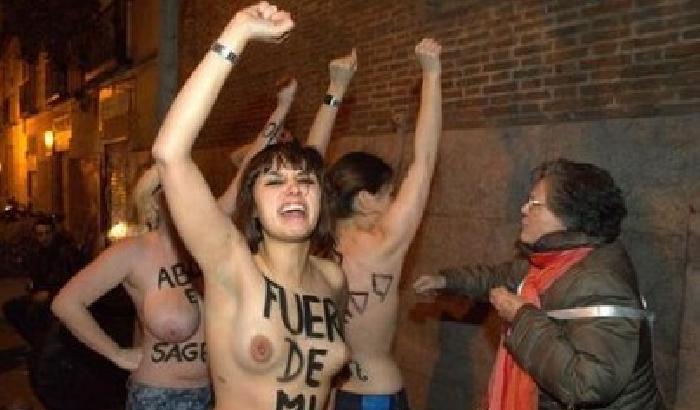 Il ritorno delle Femen a seno nudo: l'aborto è sacro
