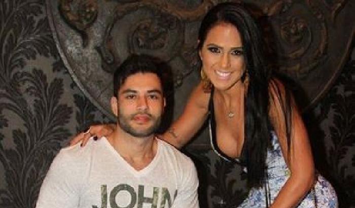 Brasile, miss BumBum si fidanza con paraplegico. Insulti sui social