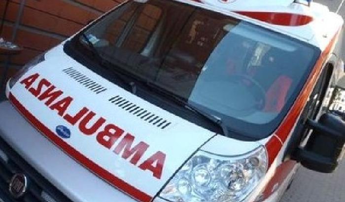 Lasciato dalla ex si dà fuoco: muore in auto