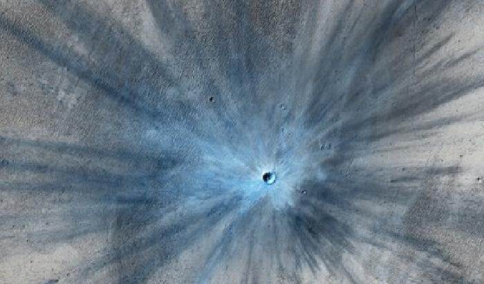 Un nuovo cratere sul volto di Marte: la foto della Nasa