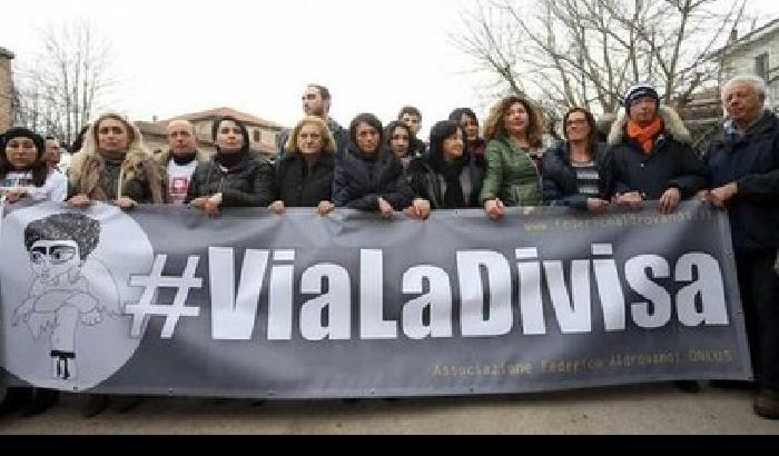 00D586-NEWS_108490 Cinquemila voci per Aldro: «Via la divisa!»