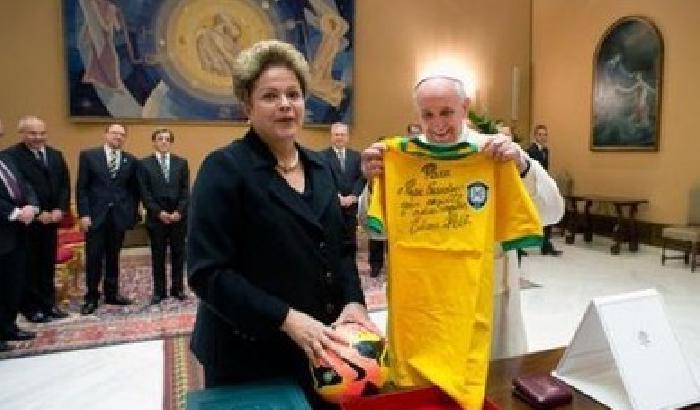 Una maglia di Pelè per il Papa. Lui scherza sui Mondiali