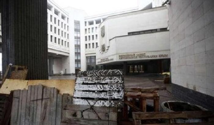00D729-NEWS_109509 Crimea: blitz in Parlamento e barricate filorusse
