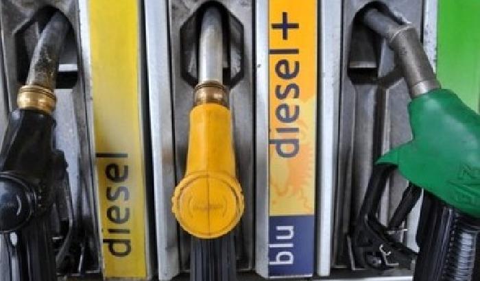 Benzina: prezzi fermi in attesa dell'aumento delle accise