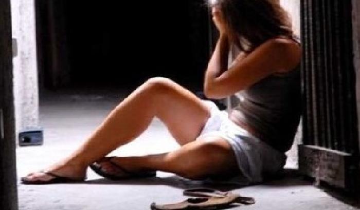 Picchiano la compagna di classe, mettono il video sul web